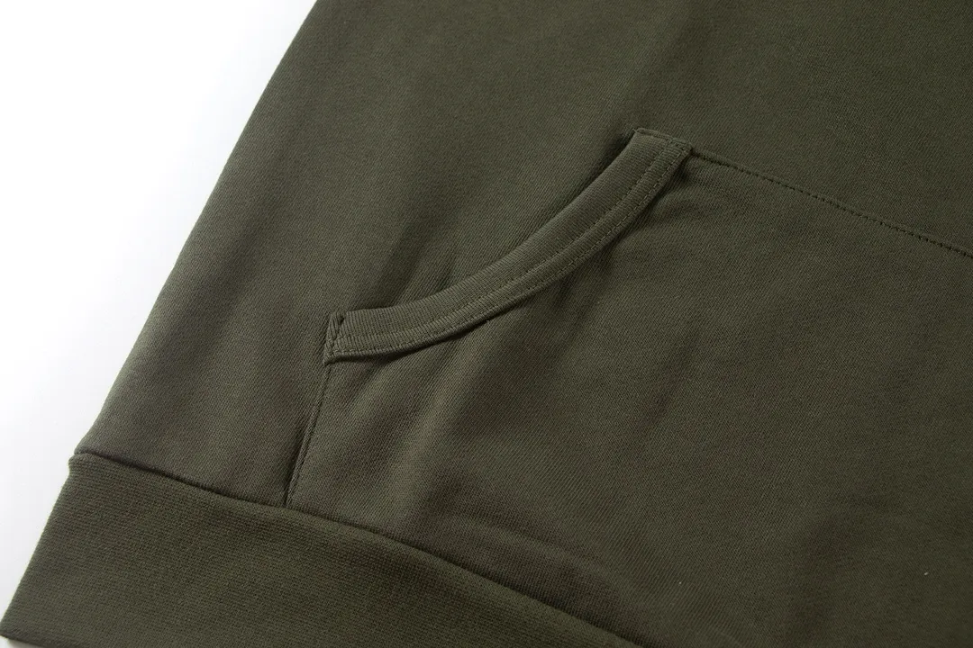P220 Color: Gray Green/Khaki/Original White Size: S M L This year’s ultra-popular half-zipper design gives the upper body an old-money and lazy look. When the zipper is opened, it can be used as a large lapel, making it more fashionable! Comes with a comfortable and comfortable label, one-click dressing without any brain-braining